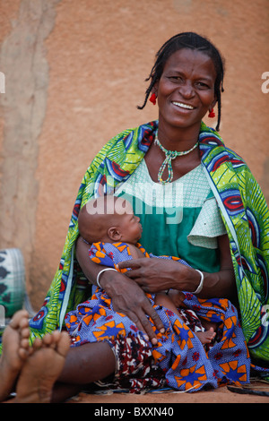 Fulbe-Frau und ihr Enkelkind in Djibo im nördlichen Burkina Faso, Westafrika. Stockfoto