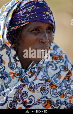 Fulbe-Frau im Dorf Jolooga im Norden Burkina Faso. Stockfoto