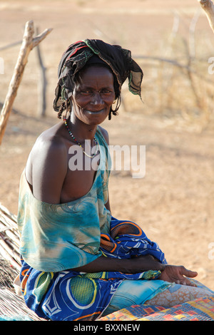 Fulbe-Frau in der ländlichen Dorf Jolooga im Norden Burkina Faso. Stockfoto