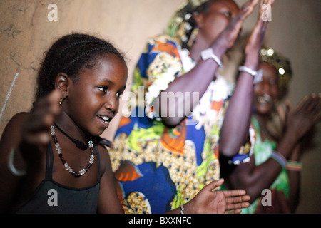 In der Stadt Djibo im nördlichen Burkina Faso, eine Gruppe von Fulani Frauen und Kinder tanzen und singen die ganze Nacht durchtanzen. Stockfoto