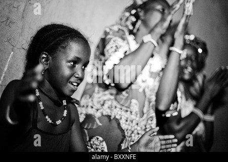 In der Stadt Djibo im nördlichen Burkina Faso, eine Gruppe von Fulani Frauen und Kinder tanzen und singen die ganze Nacht durchtanzen. Stockfoto