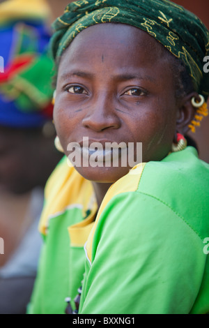 In der Stadt Djibo im nördlichen Burkina Faso verkaufen Frauen Grüns auf dem Markt. Stockfoto