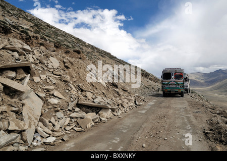 Zwei TATA LKW auf Autobahn"Himalaya". Diese LKW dienen zum Gütertransport zu den äußeren Regionen des Himalaya. Stockfoto