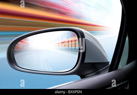 Speed-Auto fahren mit hoher Geschwindigkeit auf leerer Straße - Bewegungsunschärfe Stockfoto