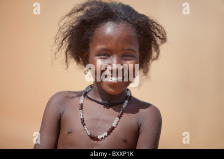 Eine Fulani Mädchen steht gegen ein Lehmhaus in der Stadt Djibo im nördlichen Burkina Faso. Stockfoto