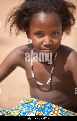 Fulani-Mädchen in der Stadt Djibo im nördlichen Burkina Faso. Stockfoto