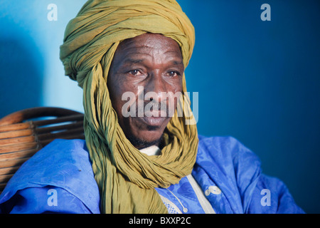 In Westafrika rezitiert ein Griot in nördlichen Burkina Faso Familiengeschichten durch Poesie, Gesang und Musik. Stockfoto