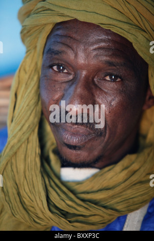 In Westafrika rezitiert ein Griot in nördlichen Burkina Faso Familiengeschichten durch Poesie, Gesang und Musik. Stockfoto