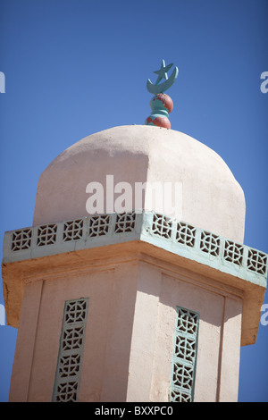 Am Morgen des Tabaski konvergieren Männer, Frauen und Kinder gleichermaßen auf die große Moschee von Djibo im nördlichen Burkina Faso. Stockfoto