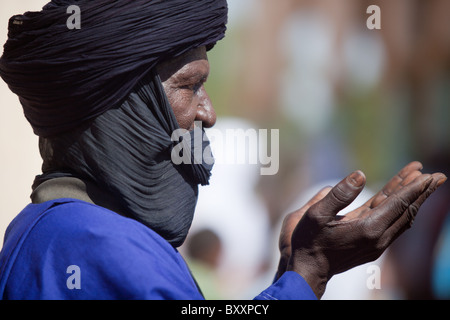 Am Morgen des Tabaski, ein Touareg Mann Heads, die große Moschee von Djibo in Burkina Faso für einen besonderen Eidgebet. Stockfoto