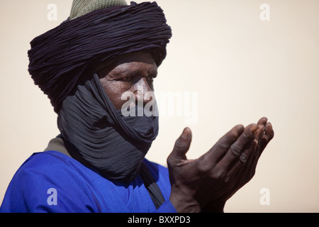 Am Morgen des Tabaski, ein Touareg Mann Heads, die große Moschee von Djibo in Burkina Faso für einen besonderen Eidgebet. Stockfoto