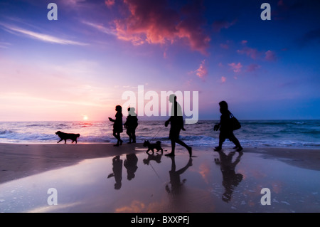 Familienwanderung am Strand bei Sonnenuntergang - Cgi Menschen Stockfoto