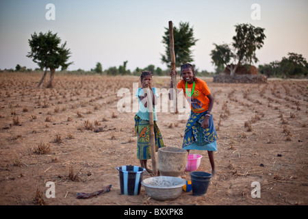 In den abgelegenen Fulani Dorf von Pete Goonga im nördlichen Burkina Faso, Pfund zwei junge Frauen Hirse. Stockfoto