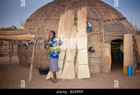 In den abgelegenen Fulani Dorf von Pete Goonga im nördlichen Burkina Faso, dient ein Haus aus Stroh als Unterschlupf während der regnerischen Jahreszeit. Stockfoto