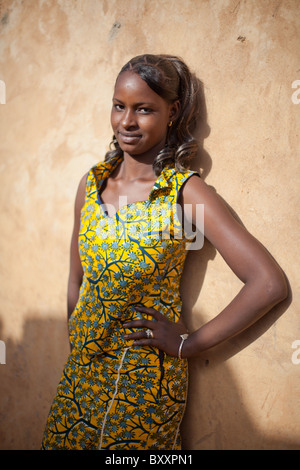 Eine junge Fulbe-Frau in der Stadt Djibo im nördlichen Burkina Faso Sport ein "Designer" Kleidungsstil. Stockfoto