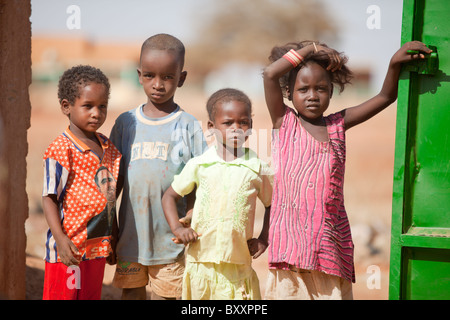 Fulani-Kinder in der Stadt Djibo im nördlichen Burkina Faso. Ein Mädchen Sport ein Barack Obama T-shirt. Stockfoto