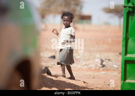 Fulani-Mädchen in der Stadt Djibo im nördlichen Burkina Faso. Stockfoto