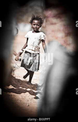 Fulani-Mädchen in der Stadt Djibo im nördlichen Burkina Faso. Stockfoto