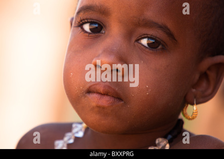 Fulani-Mädchen in der Stadt Djibo im nördlichen Burkina Faso. Stockfoto