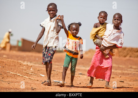 Kinder in der Stadt Djibo im nördlichen Burkina Faso. Stockfoto