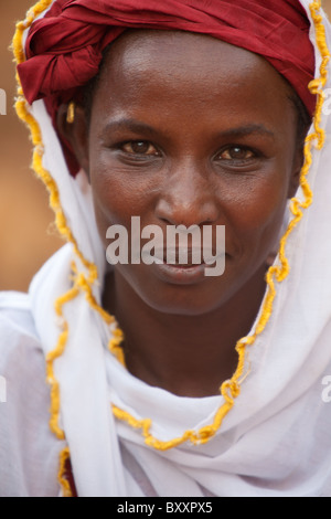 Fulbe-Frau in der Stadt Djibo im nördlichen Burkina Faso. Stockfoto