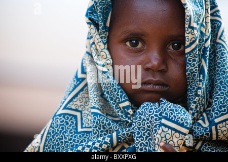 Fulani-Mädchen in der Stadt Djibo im nördlichen Burkina Faso. Stockfoto