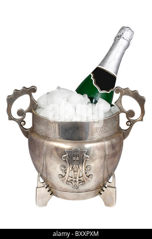 Silberne Eimer mit Eis und eine Flasche Champagner auf einem weißen Hintergrund isoliert Stockfoto