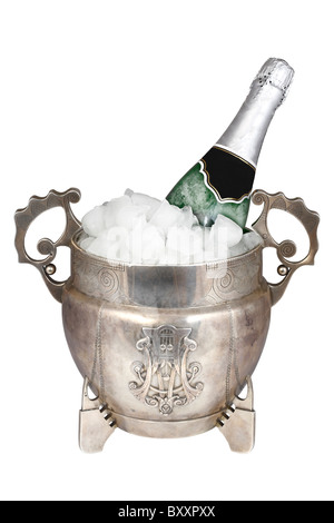 Silberne Eiswanne und eine Flasche Champagner auf einem weißen Hintergrund isoliert Stockfoto