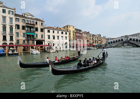 Venedig. Italien. Touristen in Gondeln auf dem Canale Grande. Stockfoto