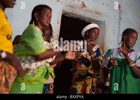 Bei einem Fulani Hochzeit in der Stadt Djibo im nördlichen Burkina Faso, Frauen und Kinder tanzen, singen und klatscht die ganze Nacht durchtanzen. Stockfoto