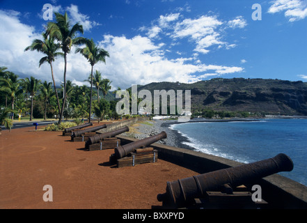 Le Barachois Uferpromenade Platz mit alten Kanonen genommen durch britische Schiffe, Saint-Denis, La Réunion (Frankreich), Indischer Ozean Stockfoto