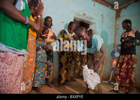 Bei einem Fulani Hochzeit in der Stadt Djibo im nördlichen Burkina Faso, Frauen und Kinder tanzen, singen und klatscht die ganze Nacht durchtanzen. Stockfoto