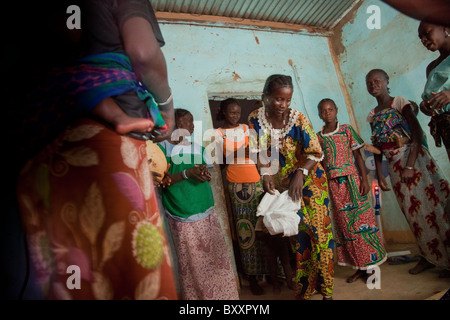 Bei einem Fulani Hochzeit in der Stadt Djibo im nördlichen Burkina Faso, Frauen und Kinder tanzen, singen und klatscht die ganze Nacht durchtanzen. Stockfoto