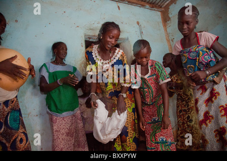 Bei einem Fulani Hochzeit in der Stadt Djibo im nördlichen Burkina Faso, Frauen und Kinder tanzen, singen und klatscht die ganze Nacht durchtanzen. Stockfoto