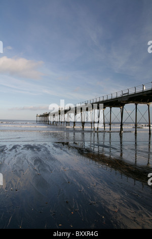 Saltburn Pier vom Strand mit Blick auf das Meer. Stockfoto