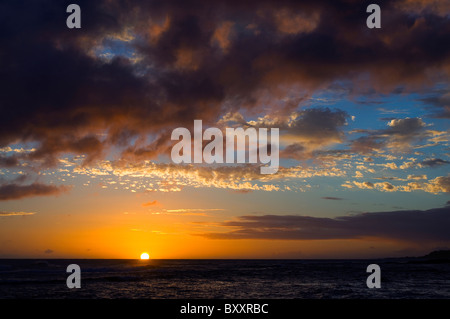 Orange farbigen Sonnenuntergang und Wolken in New Mexiko Stockfoto
