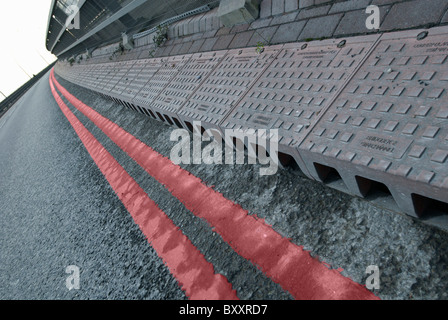 Doppelte rote Linien auf Brücke Stockfoto