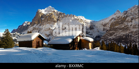 Berg-Chalet im Winter mit Blick auf das Wetterhorn-Berg. Grindelwald, Schweizer Alpen Stockfoto