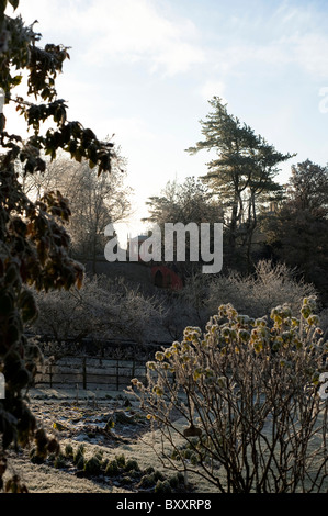 Painswick Rokoko-Garten im Winter nach starken Frost, Gloucestershire, England, Vereinigtes Königreich Stockfoto