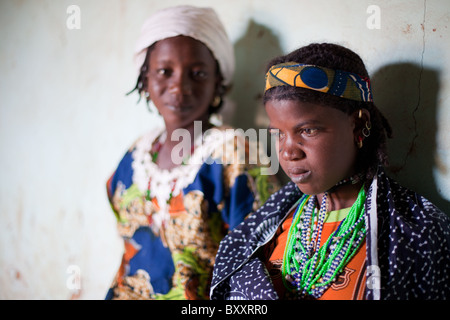 Fulani-Braut (rechts) und ein Mitglied der Familie des Bräutigams am Tag nach der Hochzeit in Djibo, nördlichen Burkina Faso. Stockfoto