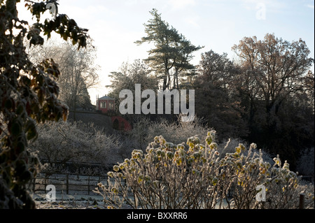 Painswick Rokoko-Garten im Winter nach starken Frost, Gloucestershire, England, Vereinigtes Königreich Stockfoto