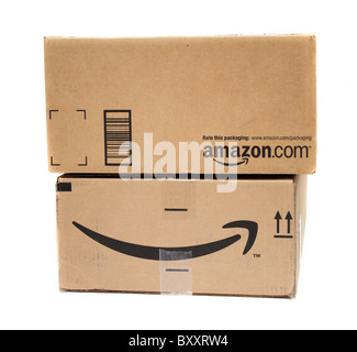 Amazon.com Versandschachteln mit Markennamen und Lächeln-Logo. Stockfoto