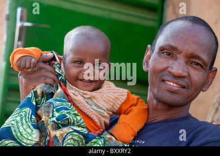 Fulani-Mann und Baby Mädchen in Djibo, nördlichen Burkina Faso Stockfoto