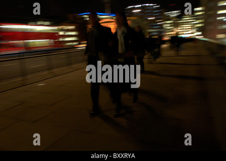 London-Pendler in der Nacht zu Fuß auf London Bridge Stockfoto