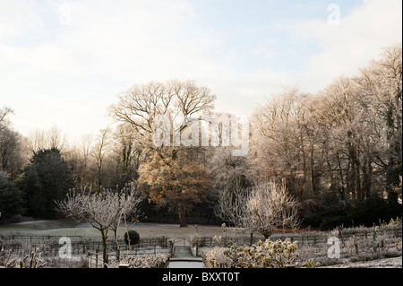 Painswick Rokoko-Garten im Winter nach starken Frost, Gloucestershire, England, Vereinigtes Königreich Stockfoto