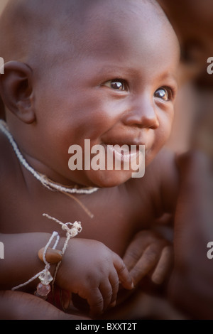 Fulani-Baby-Mädchen in der Stadt Djibo im nördlichen Burkina Faso. Stockfoto