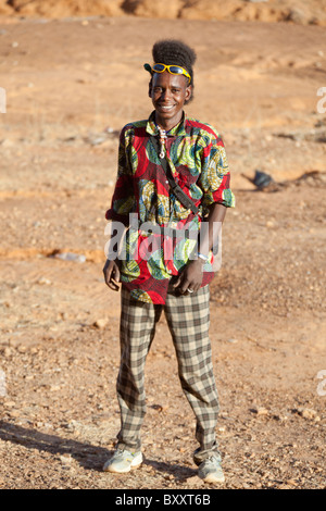 Ein junger Musiker der Fulbe aus einem Dorf im nördlichen Burkina Faso Sport einen im Modus Frisur. Stockfoto