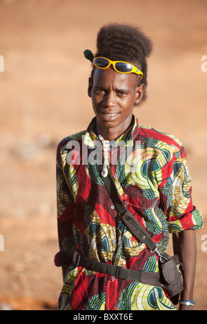 Ein junger Musiker der Fulbe aus einem Dorf im nördlichen Burkina Faso Sport einen im Modus Frisur. Stockfoto