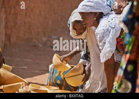 Zwei Fulani Frauen inspizieren die Kalebassen zum Verkauf in der Wochenmarkt von Djibo im nördlichen Burkina Faso. Stockfoto