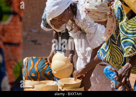 Zwei Fulani Frauen inspizieren die Kalebassen zum Verkauf in der Wochenmarkt von Djibo im nördlichen Burkina Faso. Stockfoto